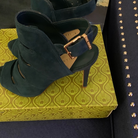 Shoes - Picture 3 of 4